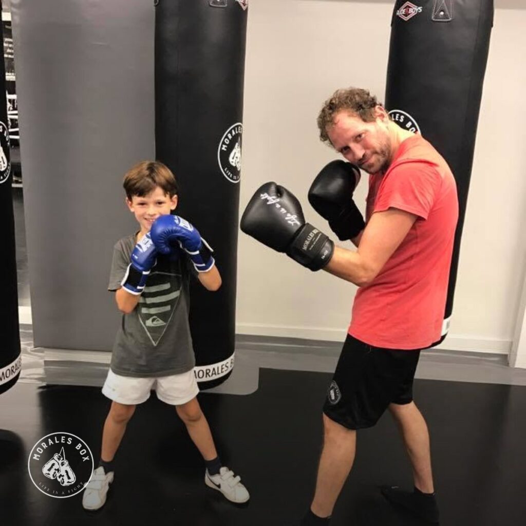 Padre e hijo entrenando juntos con el saco en Morales Box